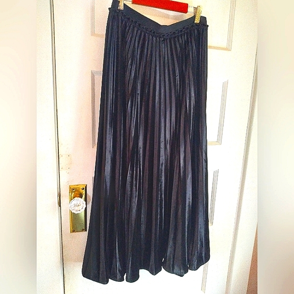Ted Baker Gjill Velvet Pleated Black Skirt - 3 - Picture 5 of 7